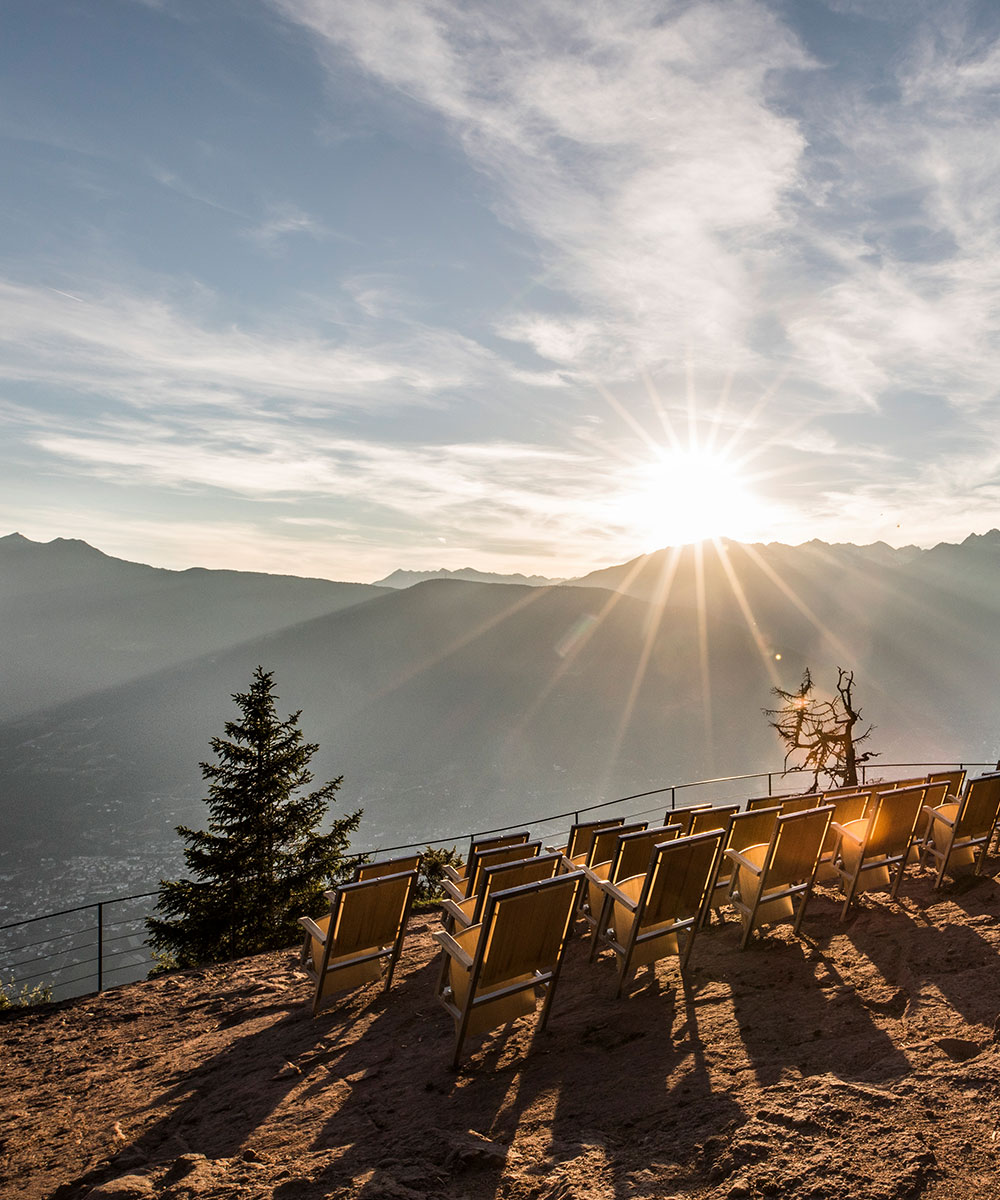 Hirzer's outdoor active service