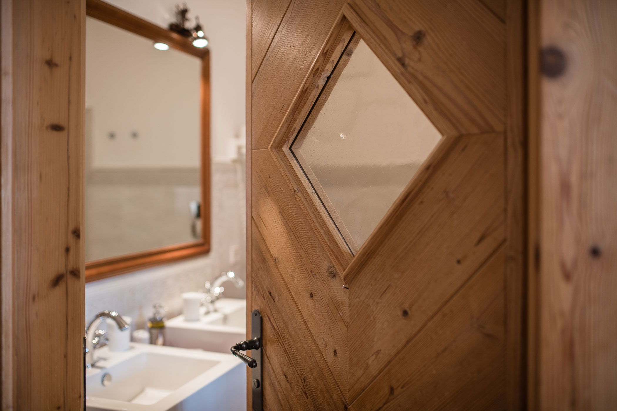 Bathroom with door - Hotel Hirzer
