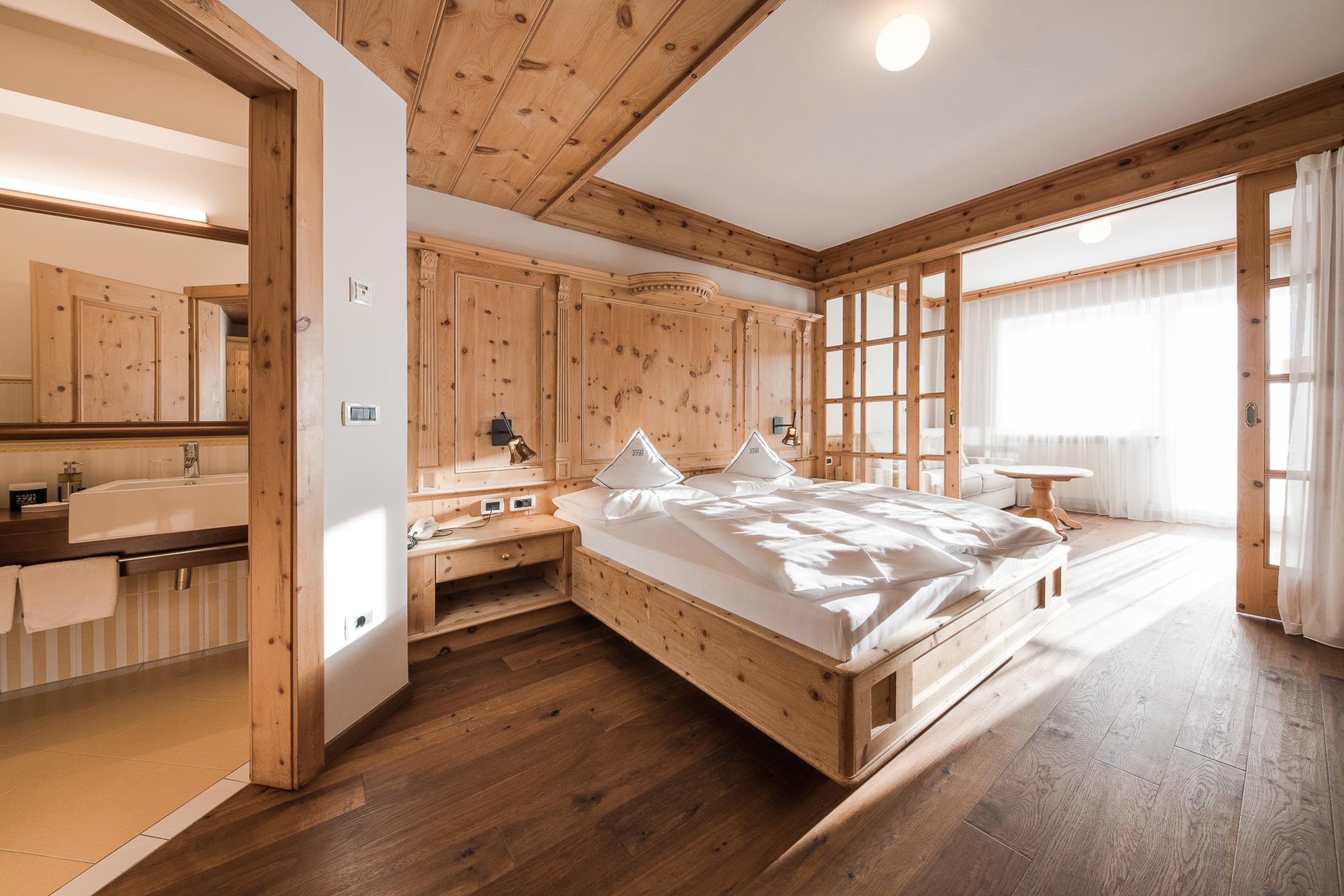 Suite mit feiner Holztäfelung