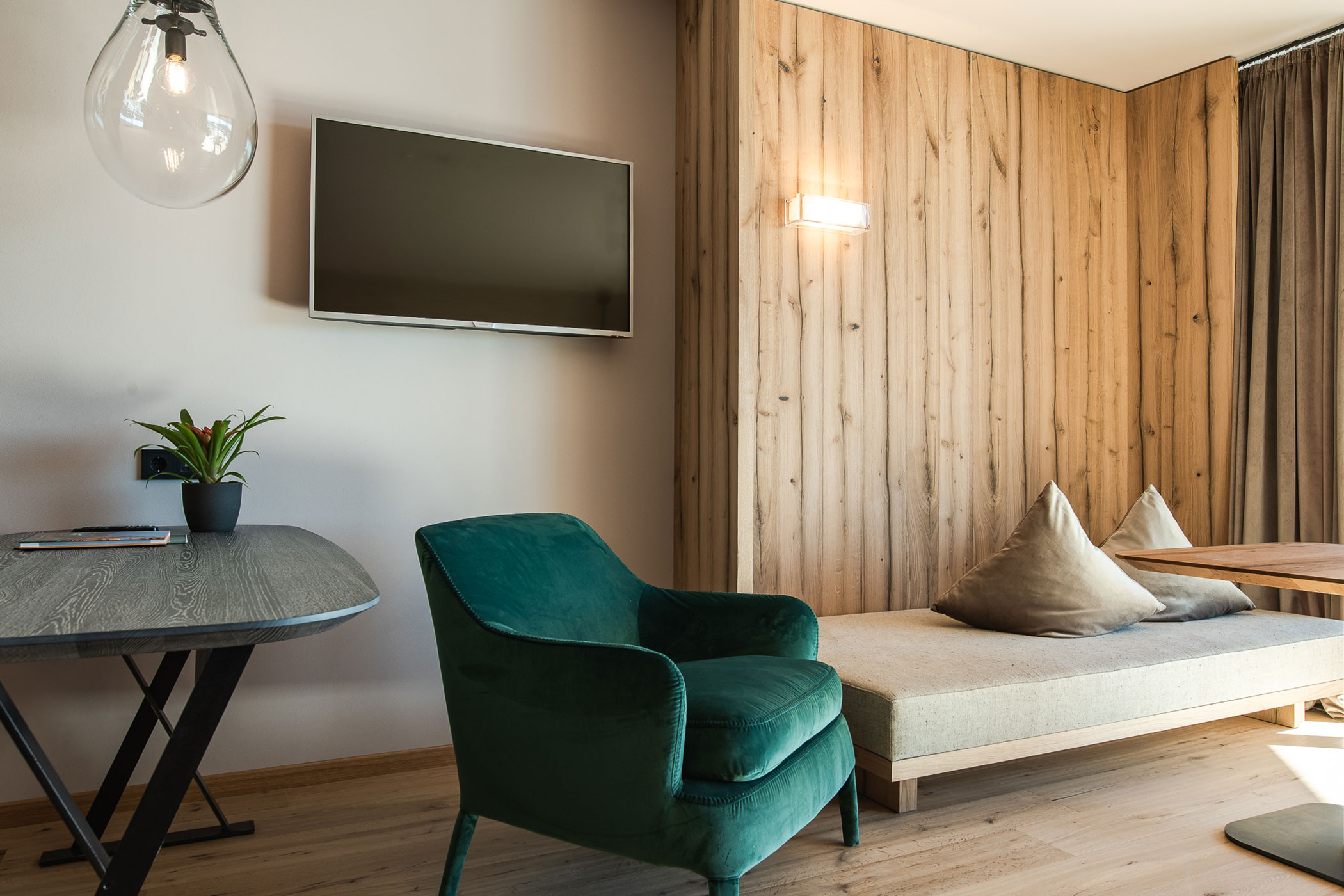 Wohnschlafraum mit Holzboden