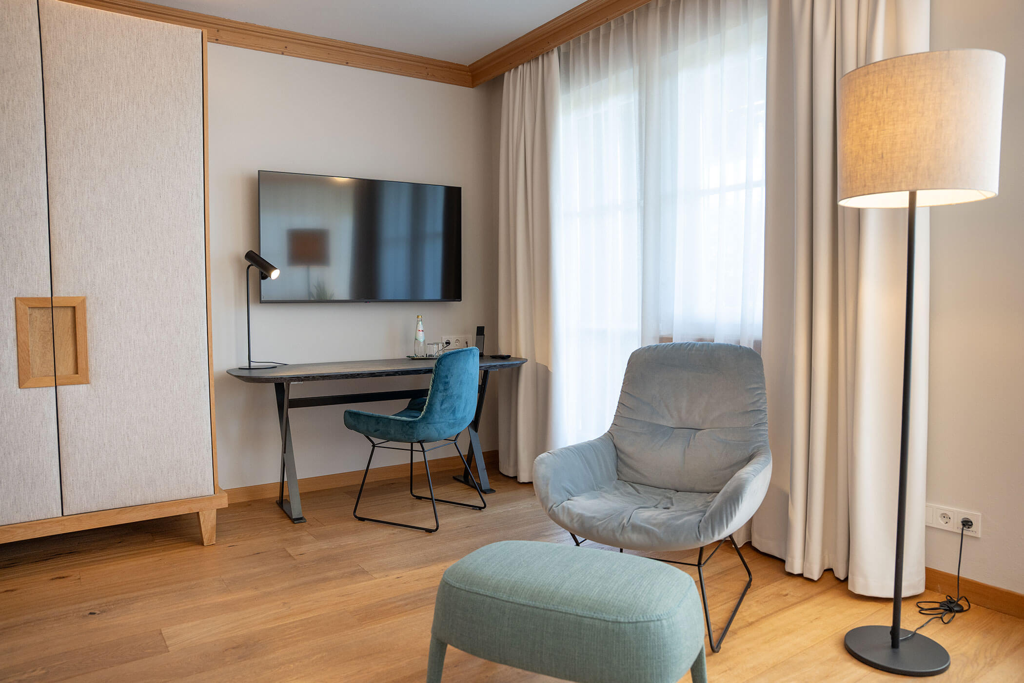 Hirzer suite desk and chair