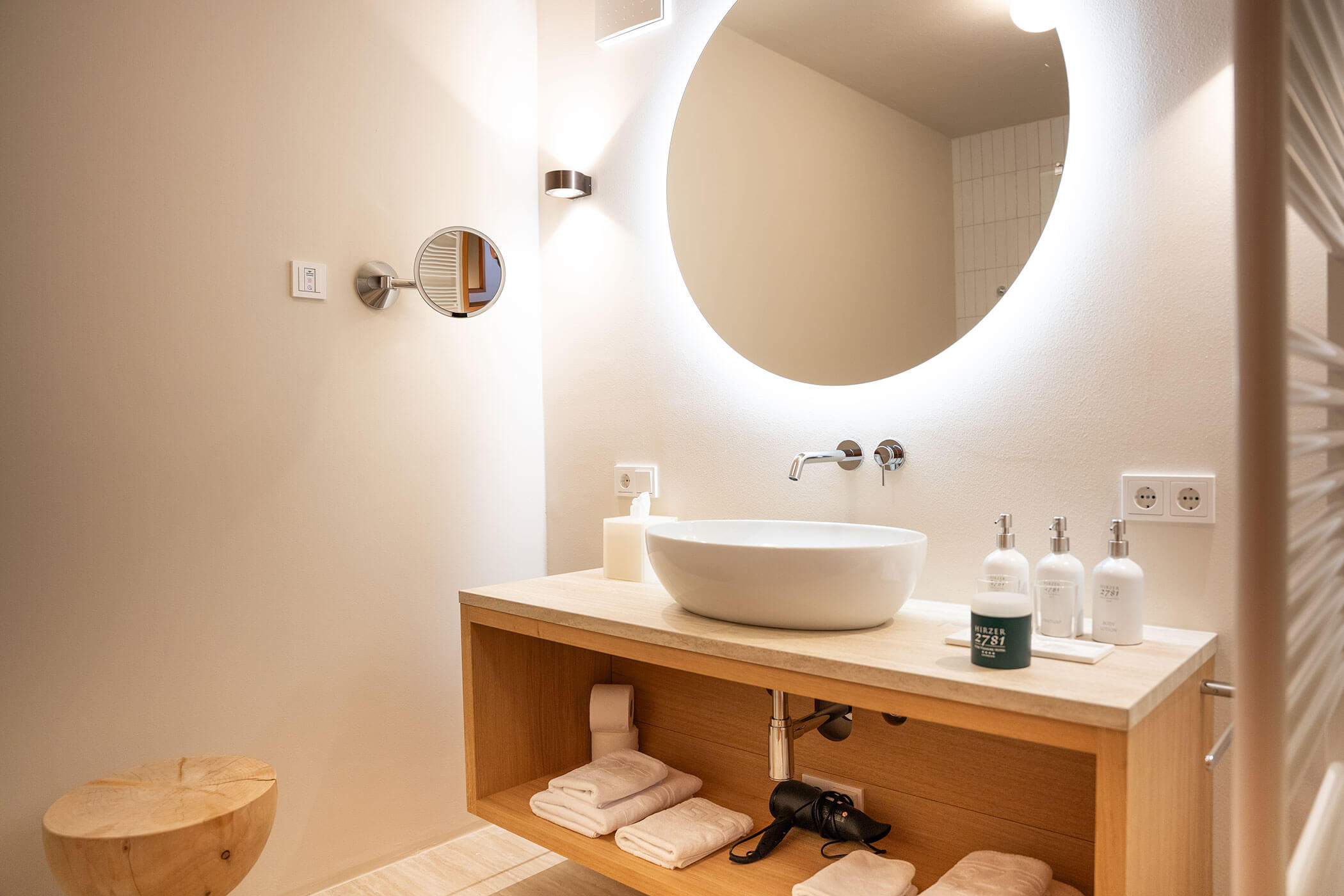 Hirzer suite mirror