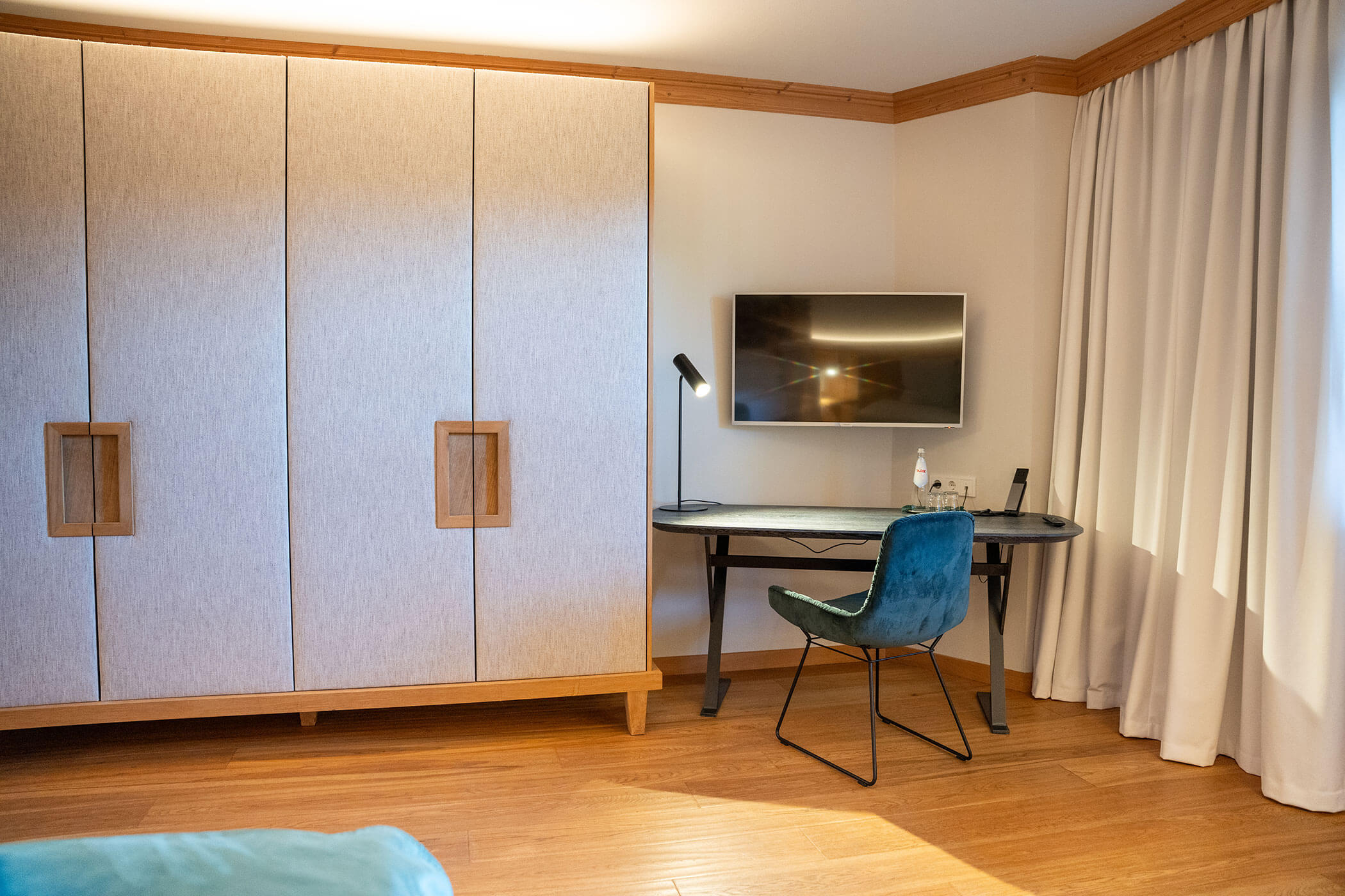 Romantic suite desk